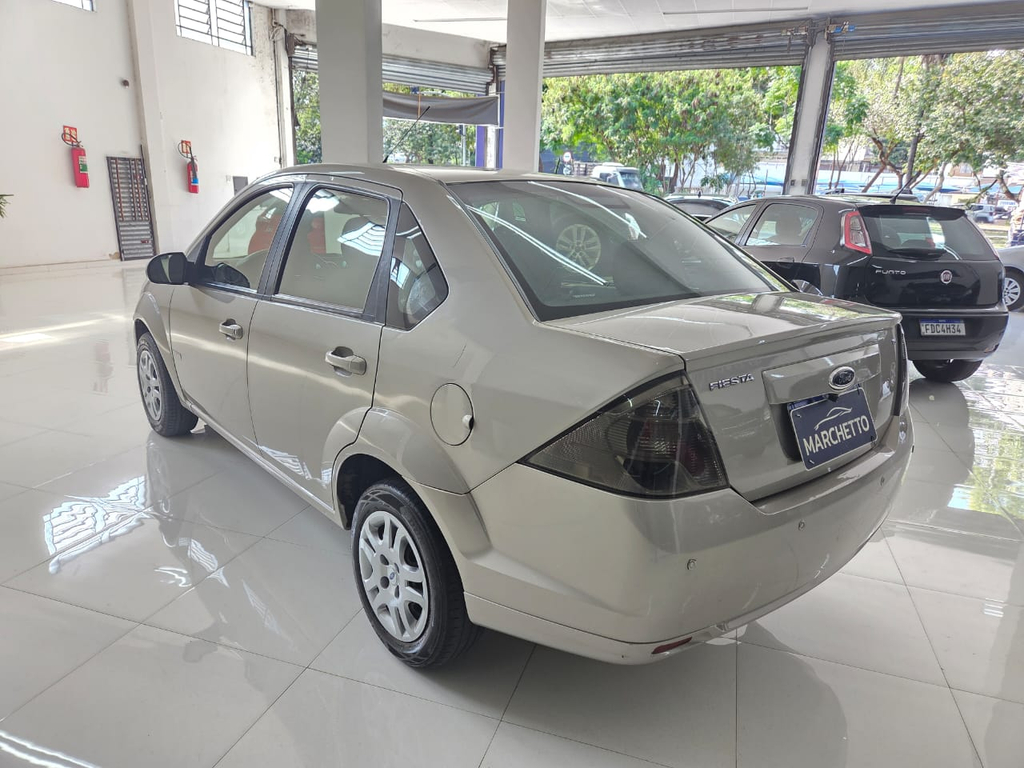 Ford Fiesta Sedan Prata