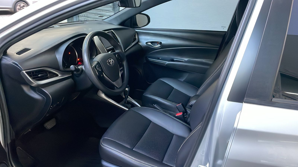 Toyota Yaris Hatch Prata