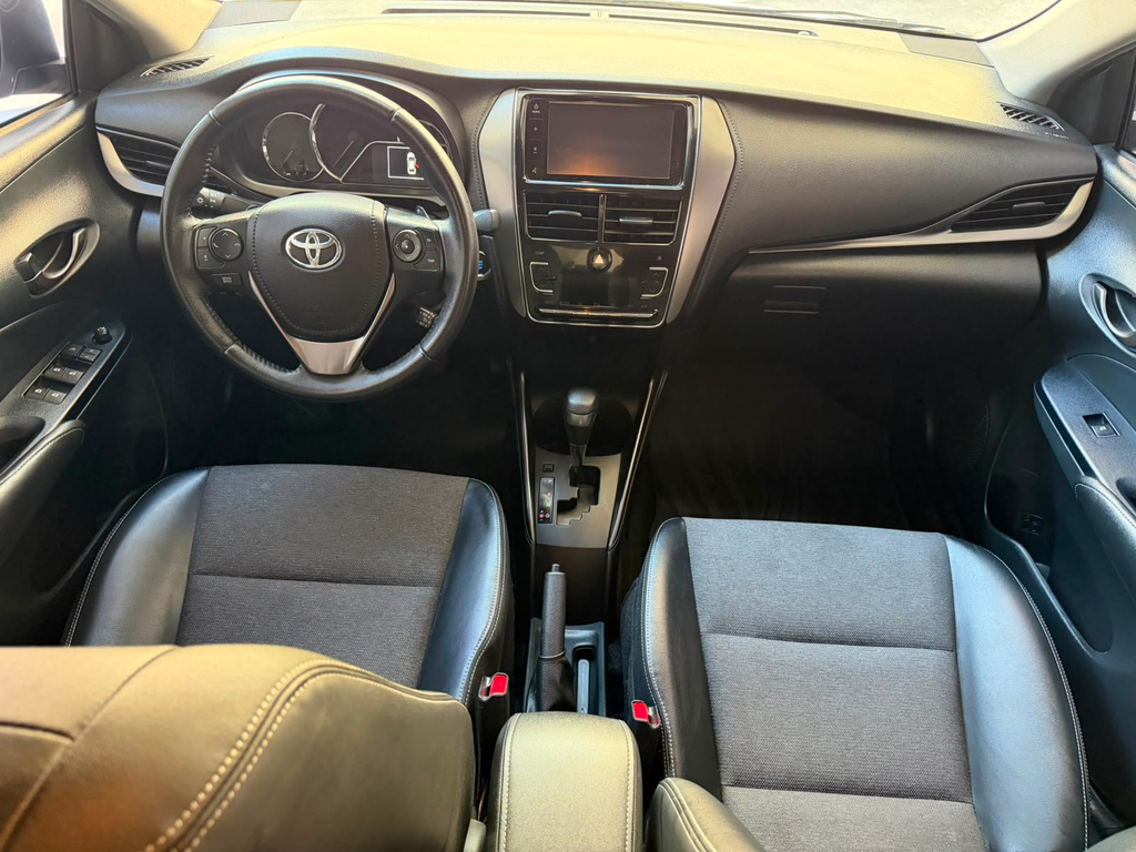 Toyota Yaris Sedan Prata