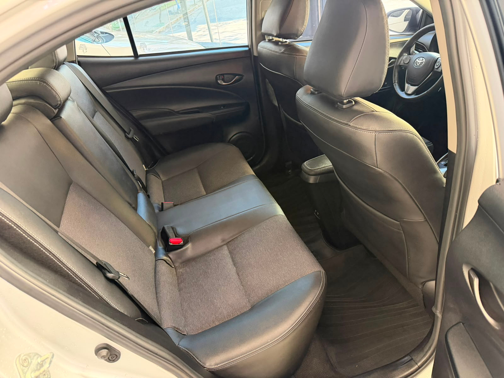 Toyota Yaris Sedan Prata