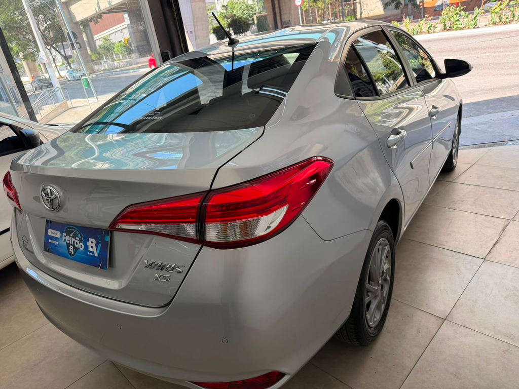 Toyota Yaris Sedan Prata