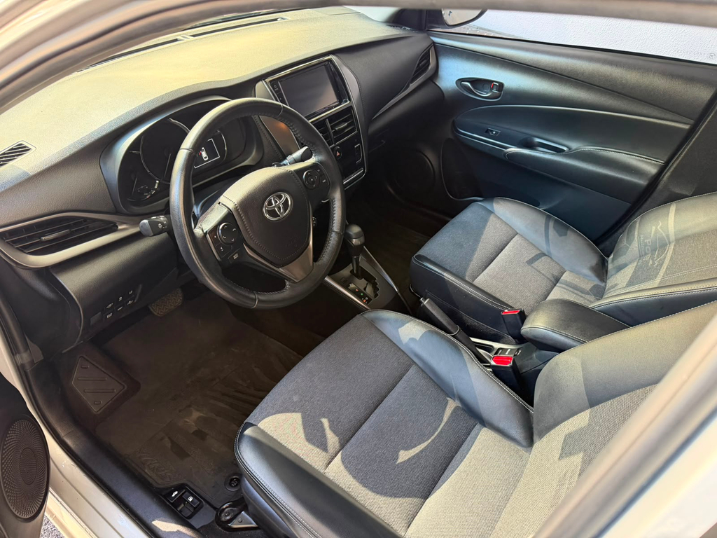 Toyota Yaris Sedan Prata