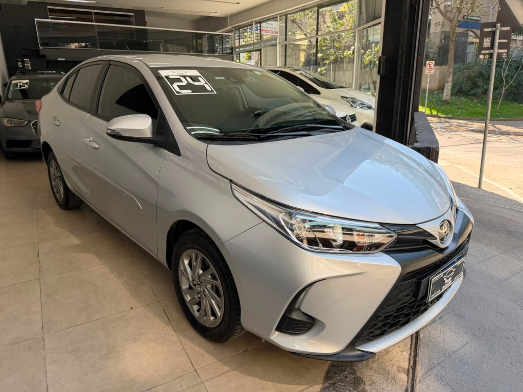 Toyota Yaris Sedan Prata
