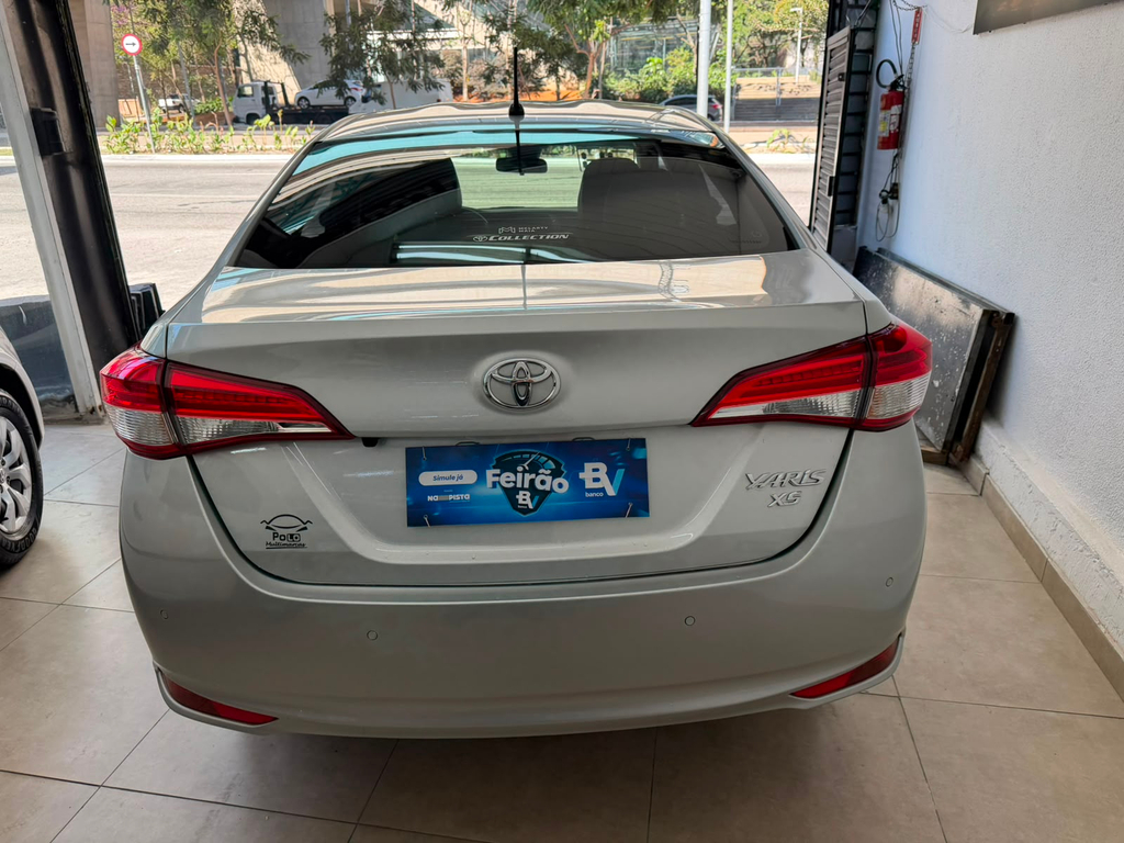 Toyota Yaris Sedan Prata