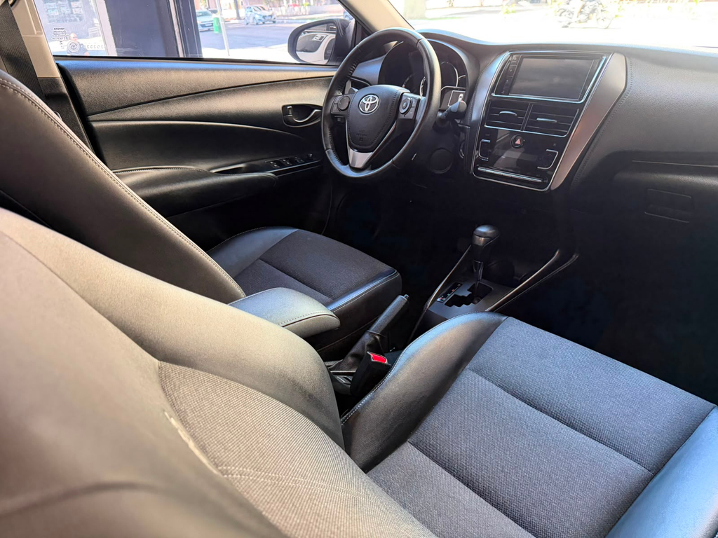 Toyota Yaris Sedan Prata