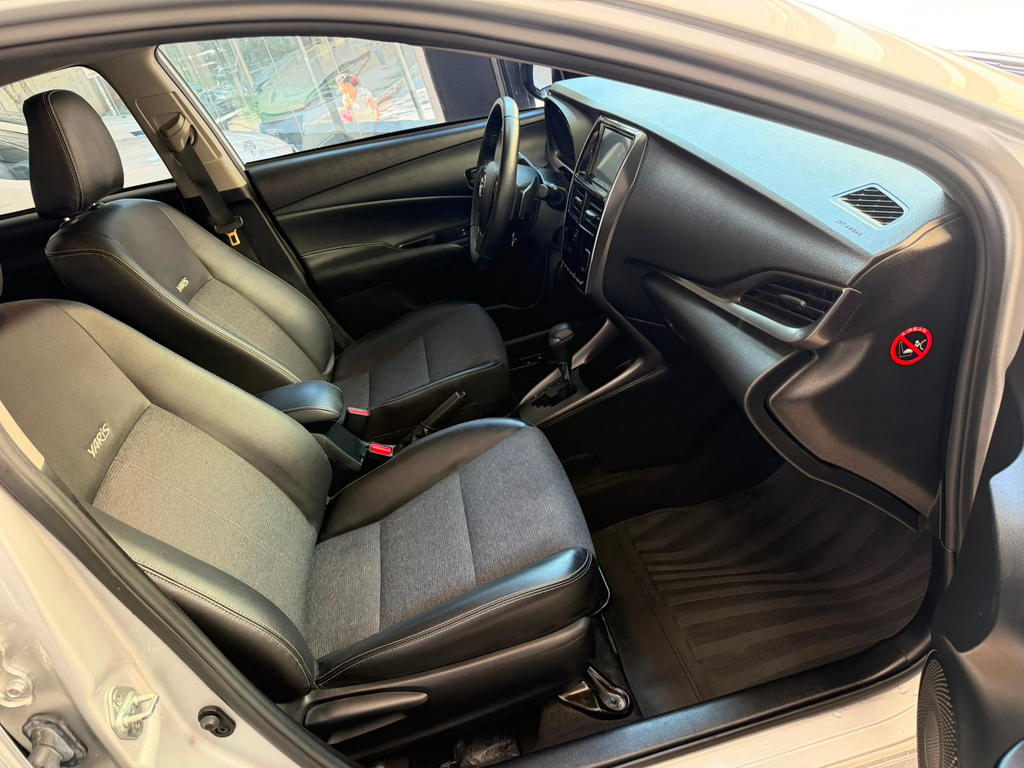 Toyota Yaris Sedan Prata