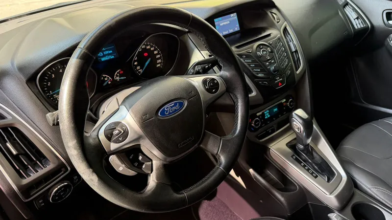 Ford Focus Sedan Prata