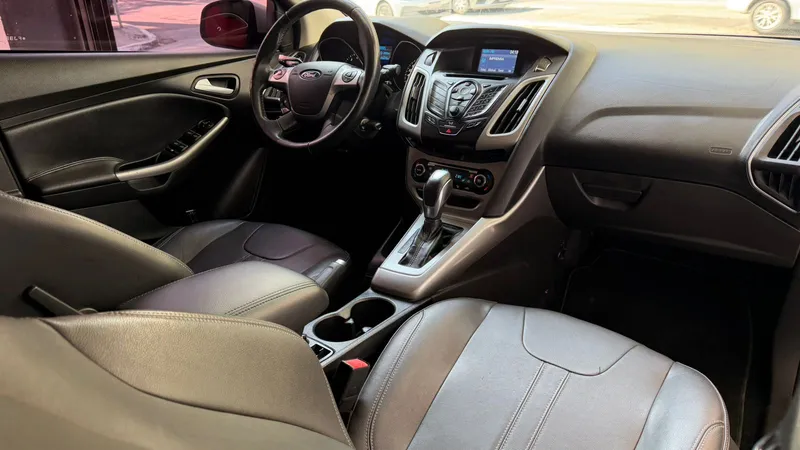 Ford Focus Sedan Prata