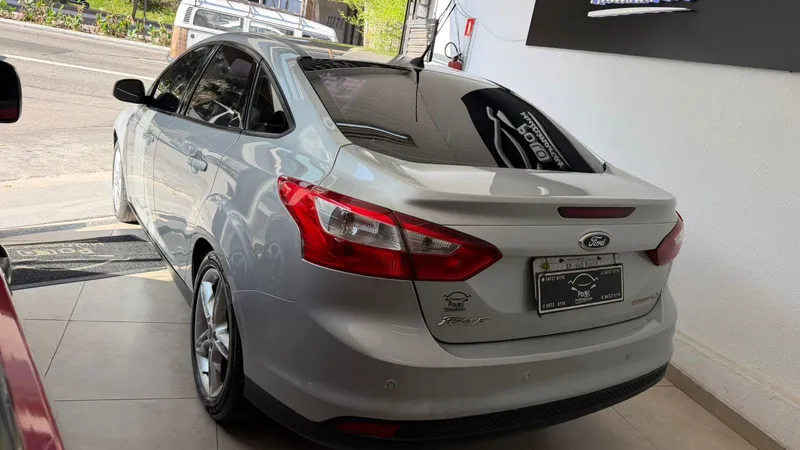 Ford Focus Sedan Prata
