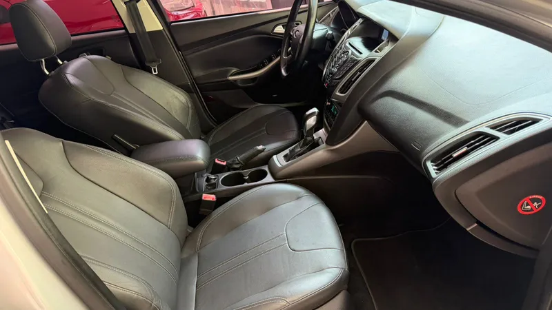 Ford Focus Sedan Prata