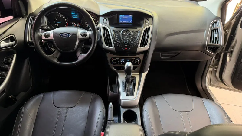 Ford Focus Sedan Prata