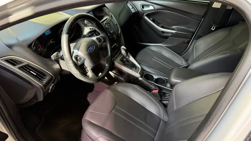 Ford Focus Sedan Prata