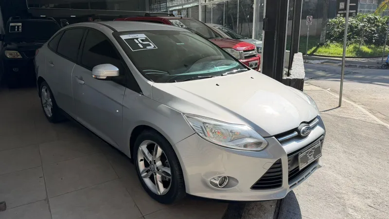 Ford Focus Sedan Prata