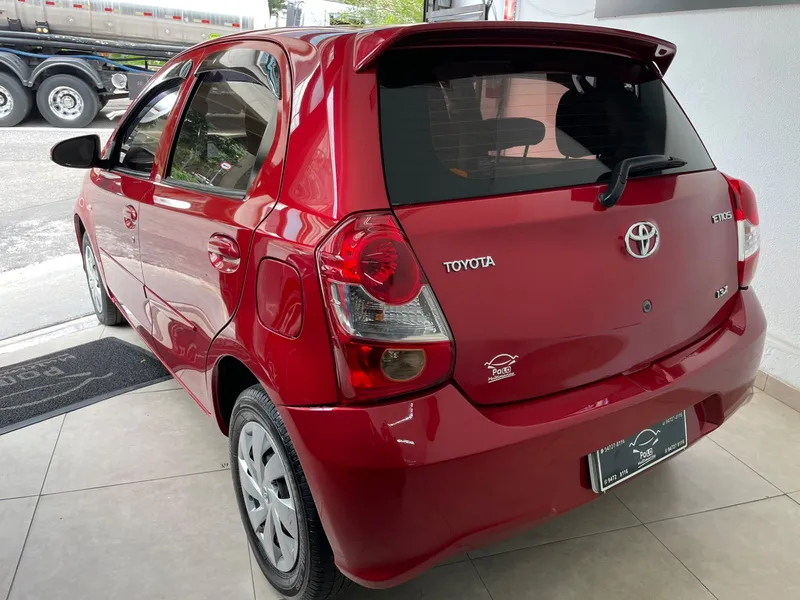 Toyota ETIOS Vermelho
