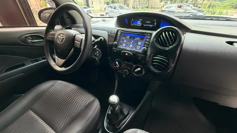 Toyota ETIOS Vermelho
