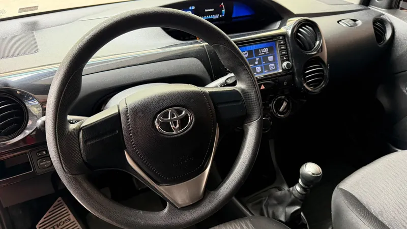 Toyota ETIOS Vermelho