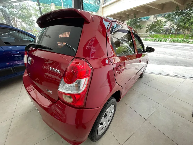 Toyota ETIOS Vermelho