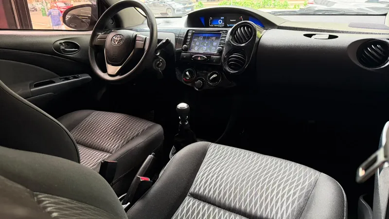 Toyota ETIOS Vermelho