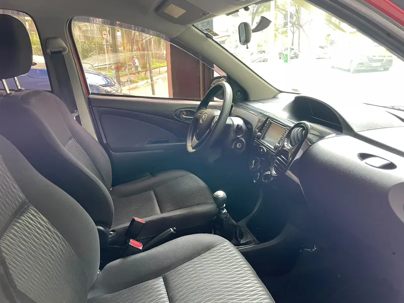 Toyota ETIOS Vermelho