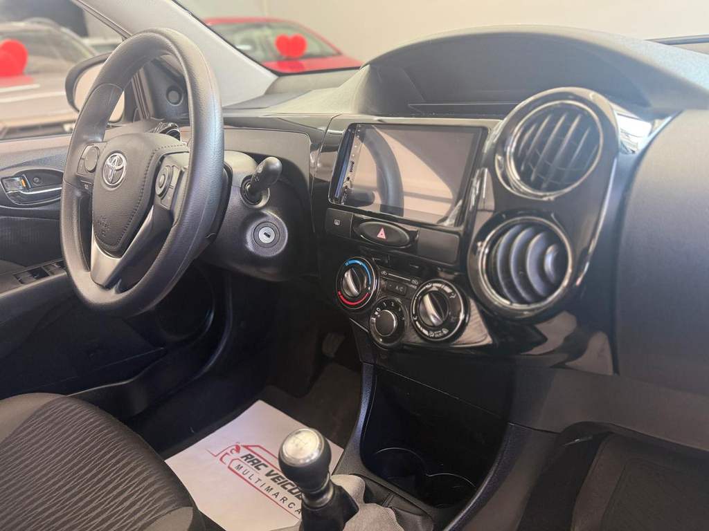 Toyota ETIOS Preto
