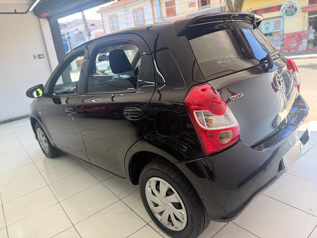 Toyota ETIOS Preto