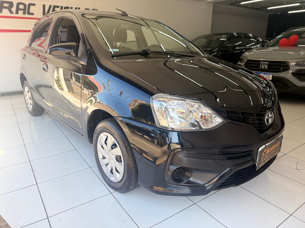 Toyota ETIOS Preto