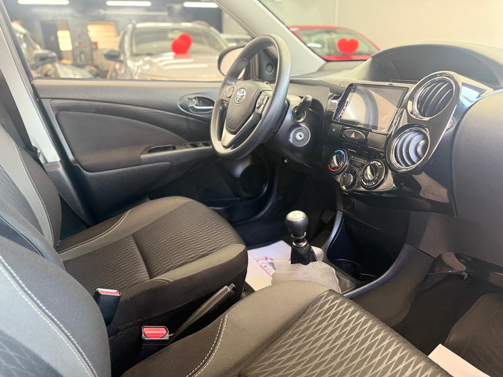 Toyota ETIOS Preto