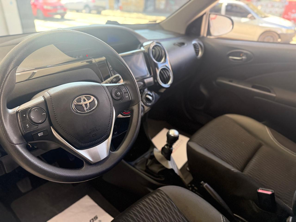 Toyota ETIOS Preto