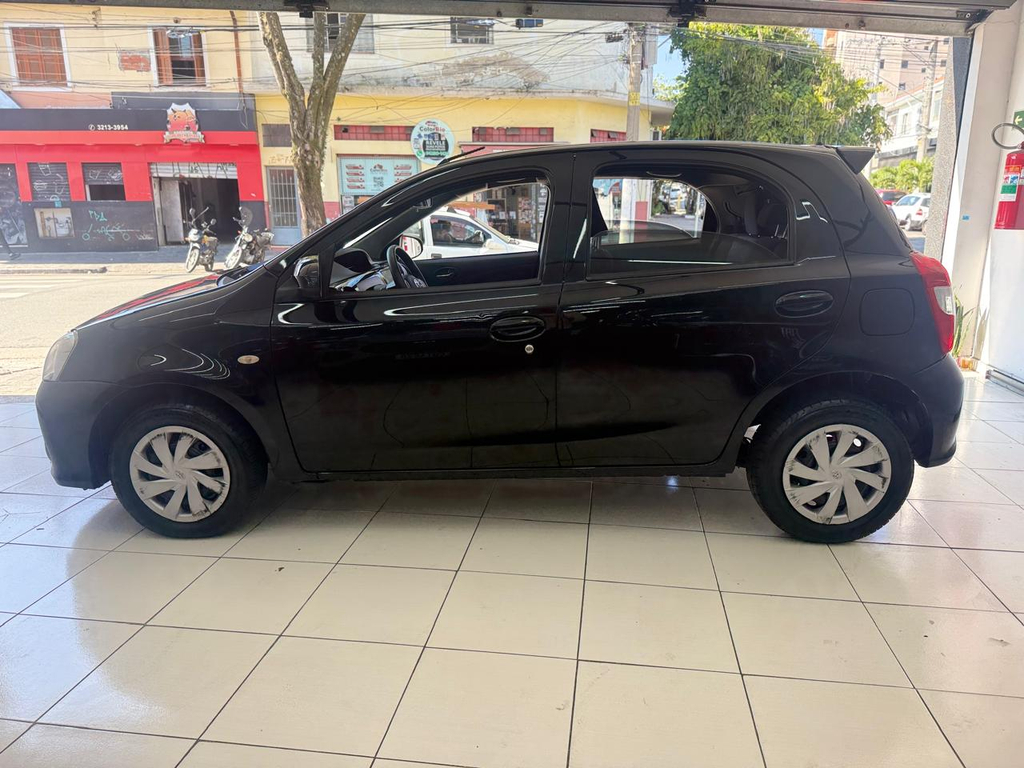 Toyota ETIOS Preto