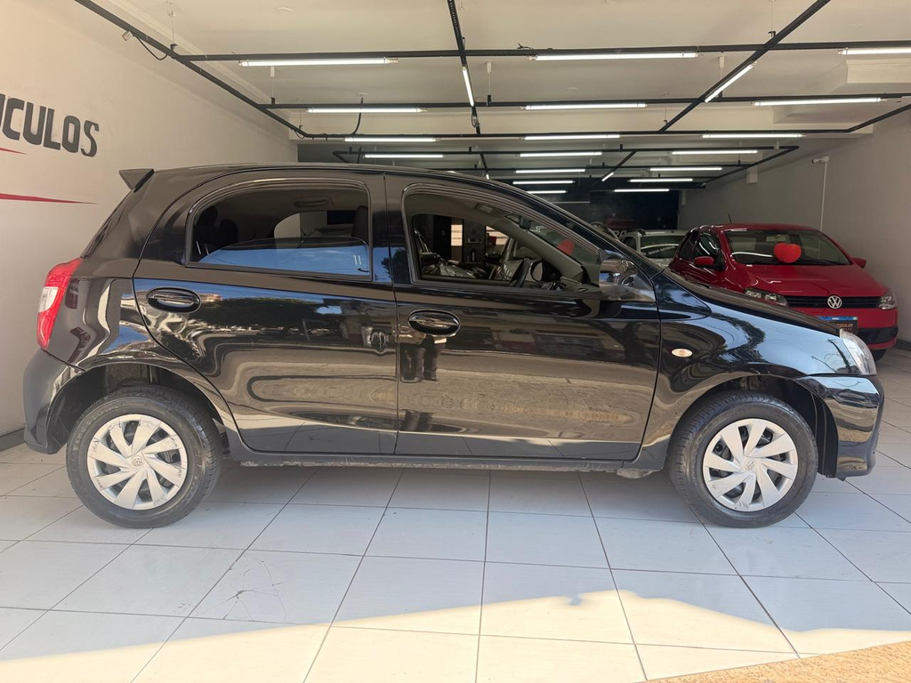 Toyota ETIOS Preto
