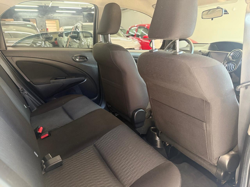 Toyota ETIOS Preto