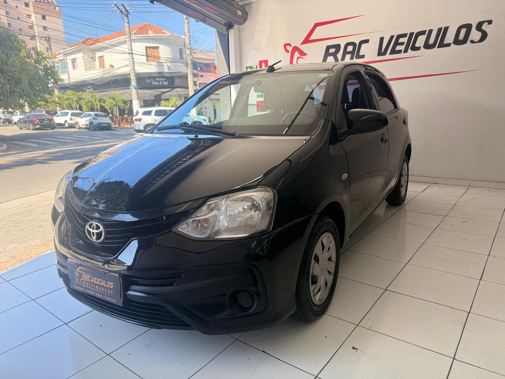 Toyota ETIOS Preto