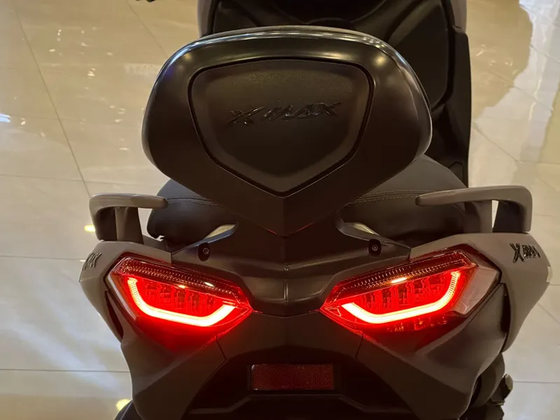 Yamaha XMAX Cinza