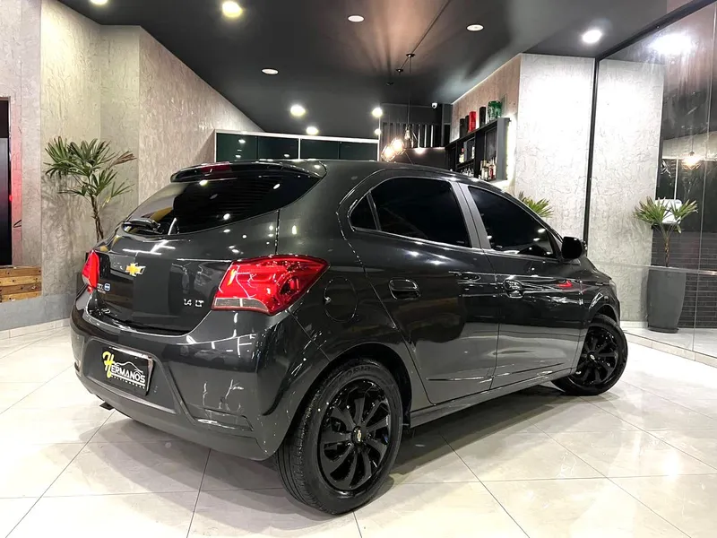 Chevrolet Onix Cinza