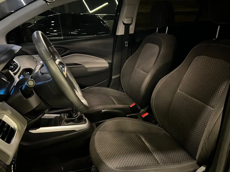 Chevrolet Onix Cinza