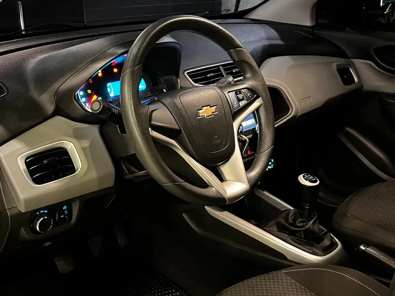 Chevrolet Onix Cinza