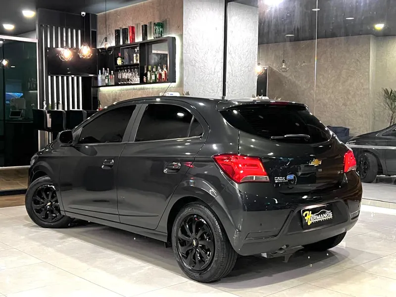 Chevrolet Onix Cinza