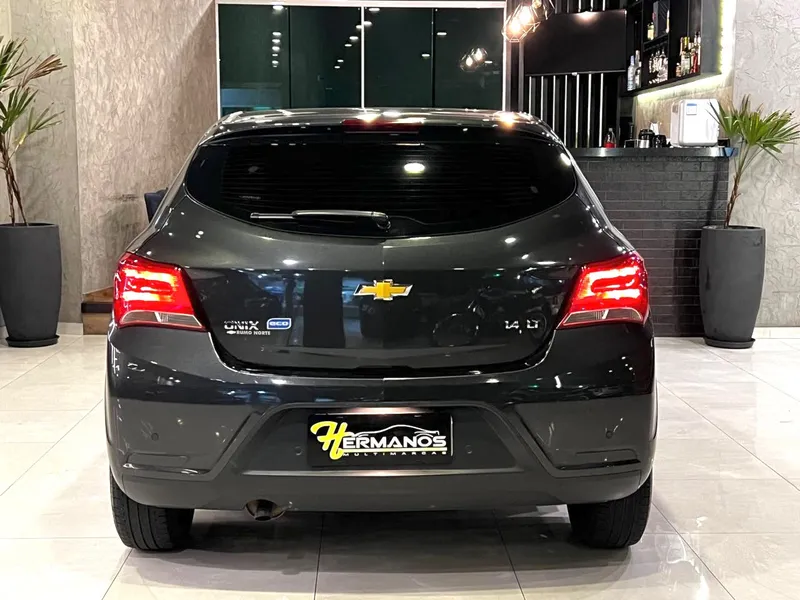 Chevrolet Onix Cinza