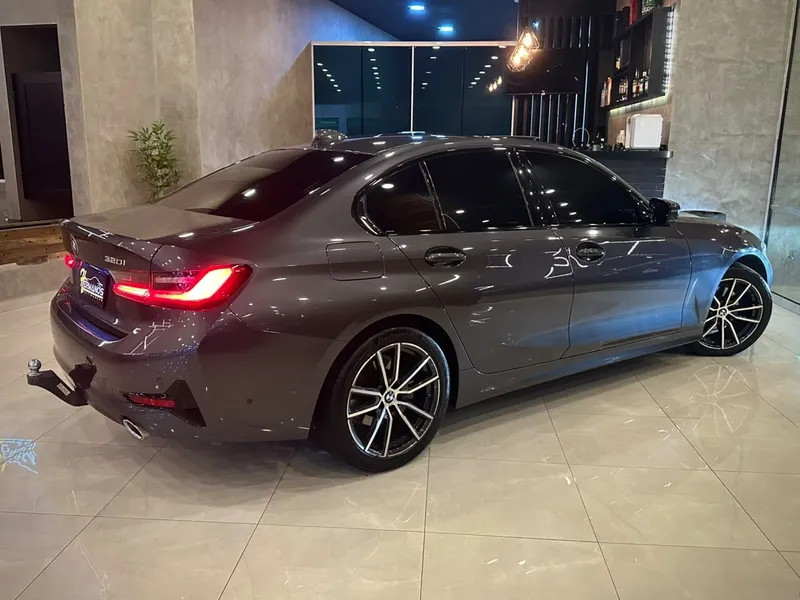BMW Série 3 Cinza