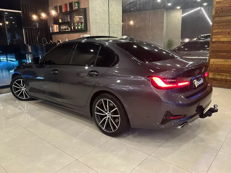BMW Série 3 Cinza