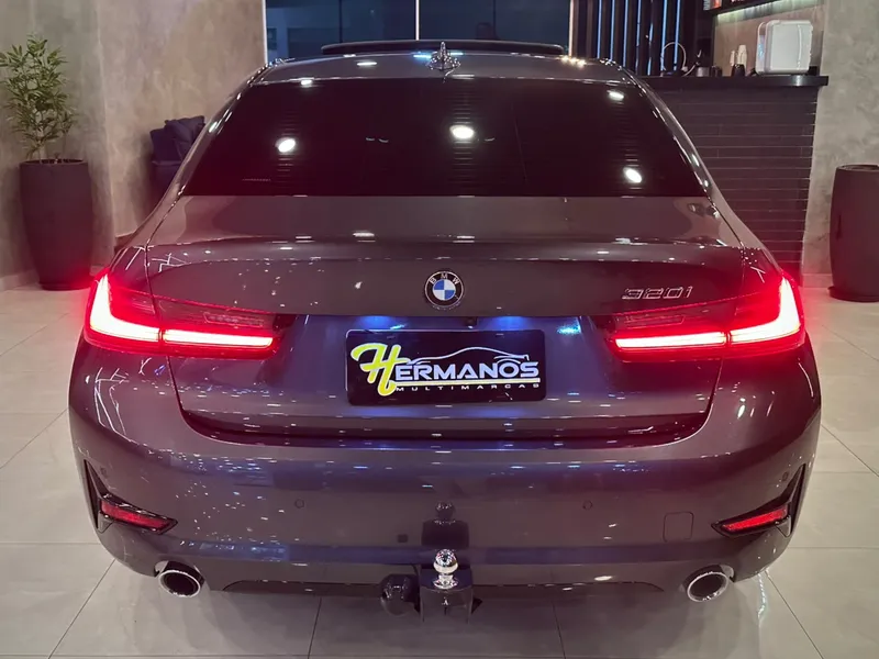 BMW Série 3 Cinza