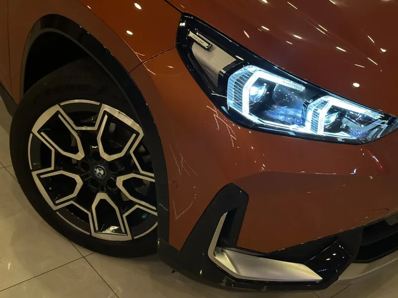 BMW IX Laranja