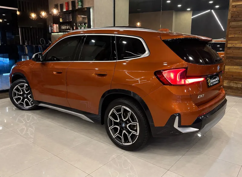 BMW IX Laranja