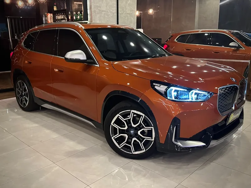 BMW IX Laranja