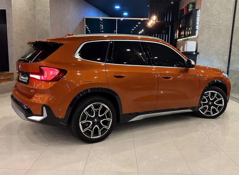 BMW IX Laranja