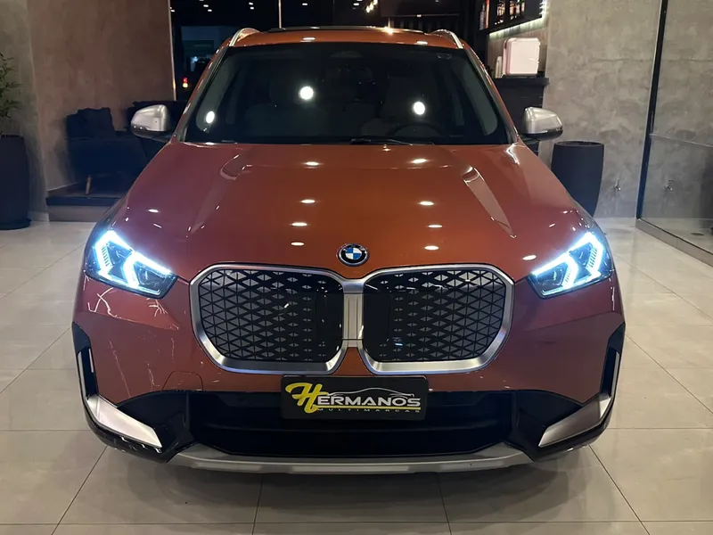 BMW IX Laranja