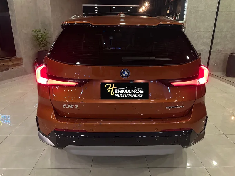 BMW IX Laranja