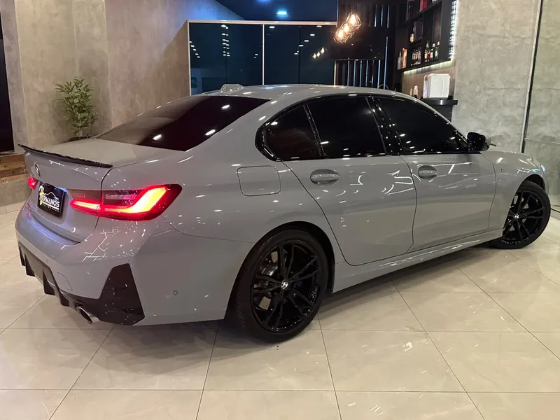 BMW Série 3 Cinza