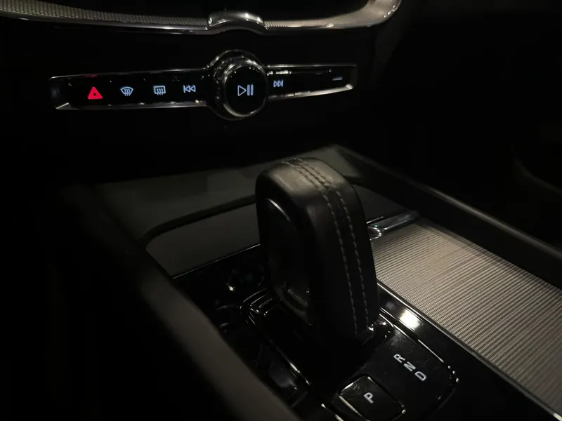 Volvo XC60 Cinza