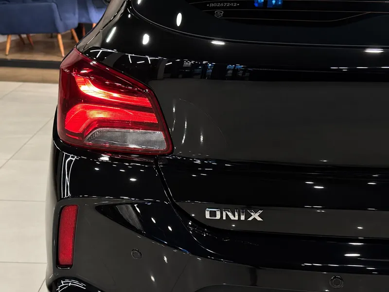 Chevrolet Onix Preto